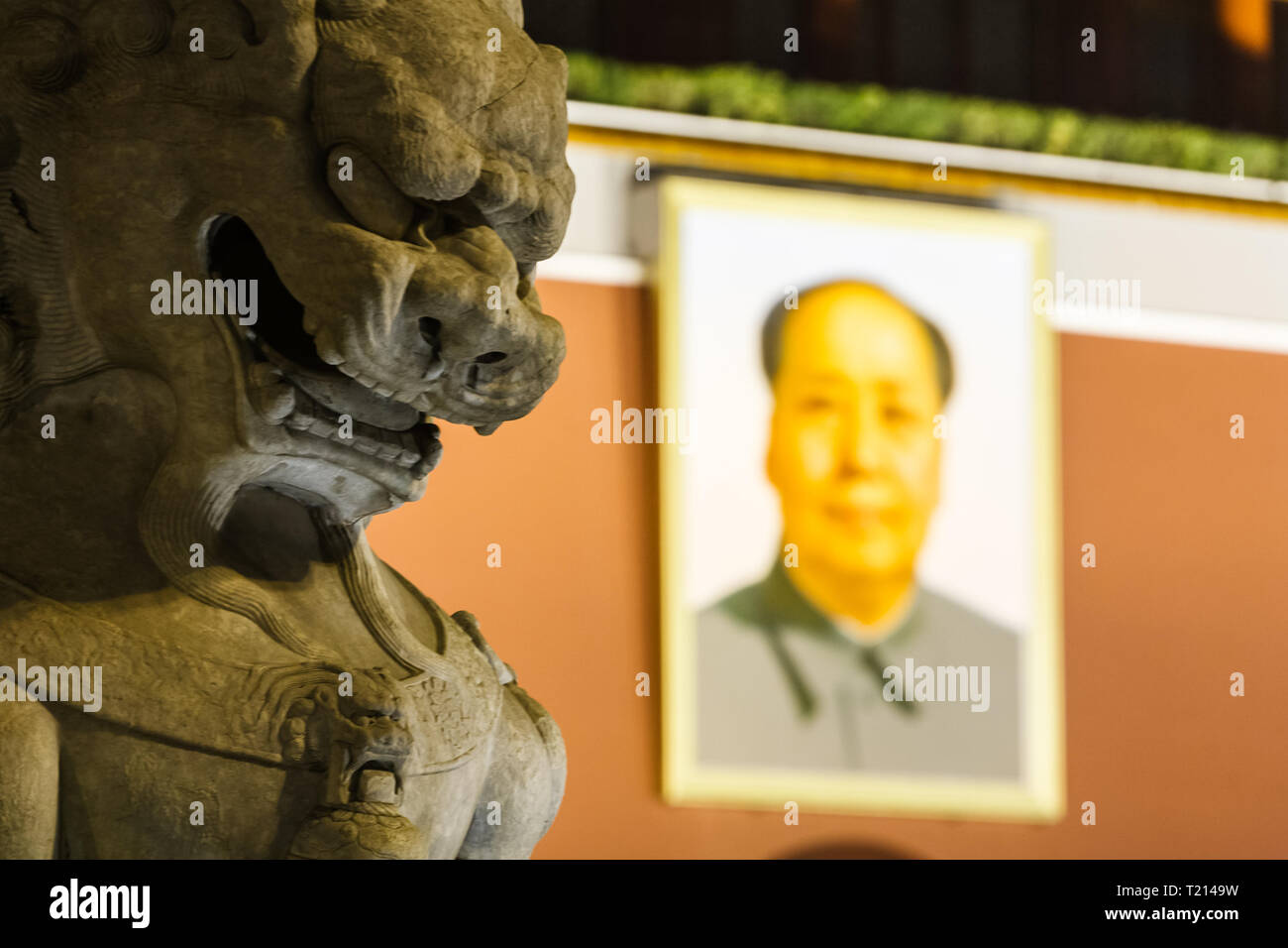 Statue von Lion und große Portrait von Mao auf dem Roten Platz Stockfoto