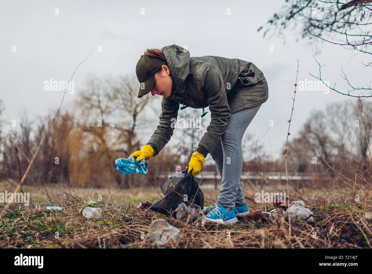 Frau freiwillige Reinigung den Müll im Park. Abholung Wurf im Freien. Ökologie und Umwelt Konzept. Herausforderung Stockfoto