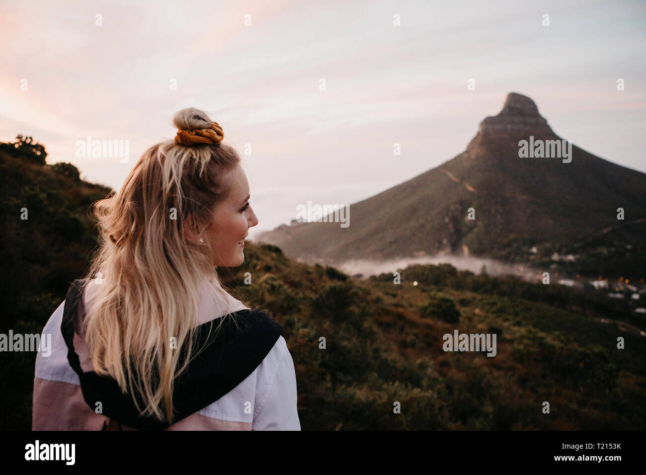 Südafrika, Kapstadt, Kloof Nek, lächelnde Frau mit auf eine Reise bei Sonnenuntergang Stockfoto