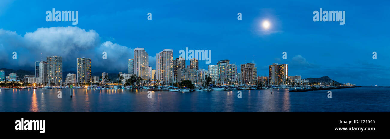 USA, Hawaii, Honolulu, Oahu Skyline mit Ala Wai Yacht Hafen und Diamond Head an der blauen Stunde Stockfoto