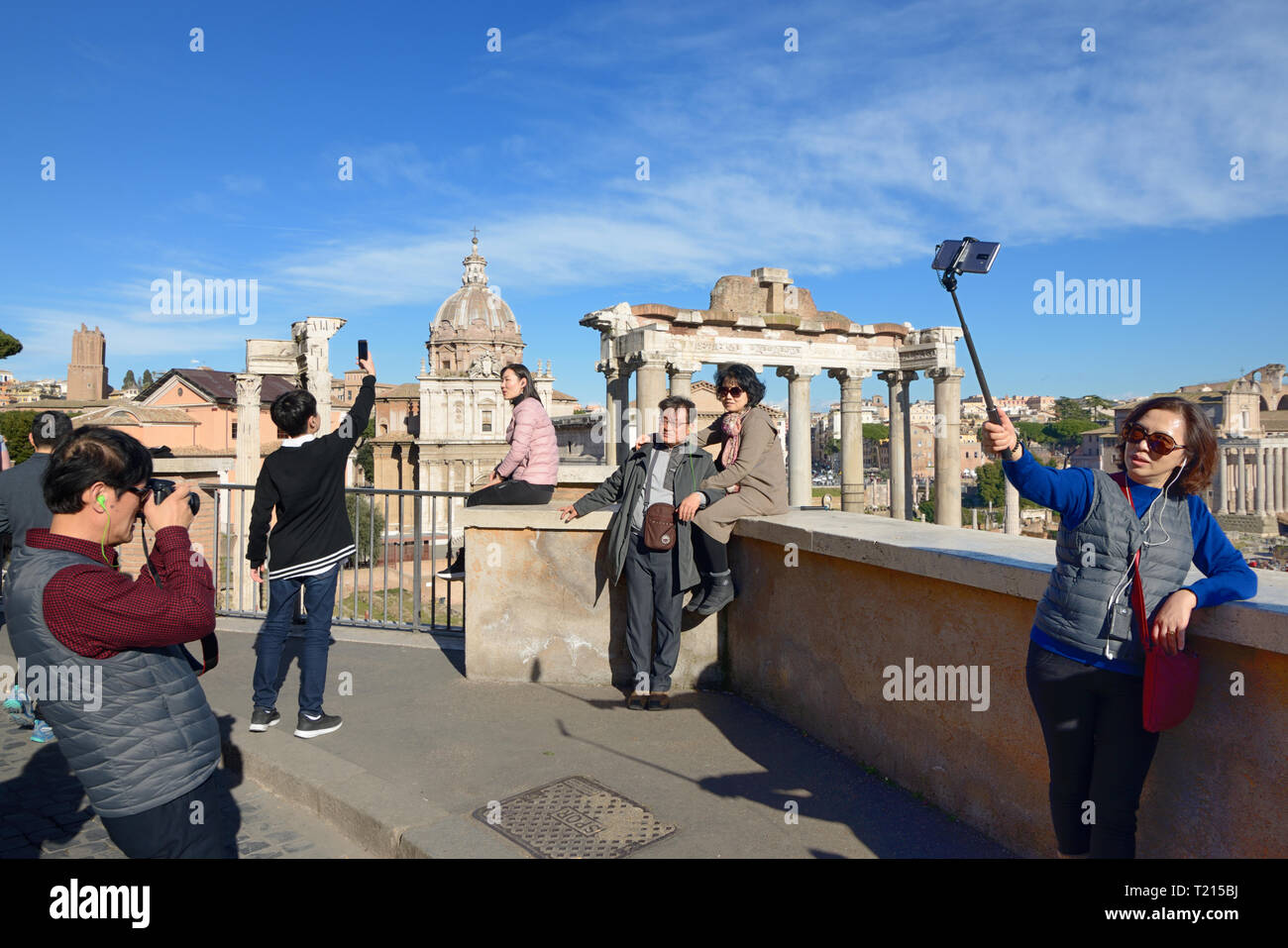 Chinesische Touristen Fotografieren & Selfies vor dem Tempel des Saturn (497 v. Chr.) Forum Romanum, Rom, Italien Stockfoto