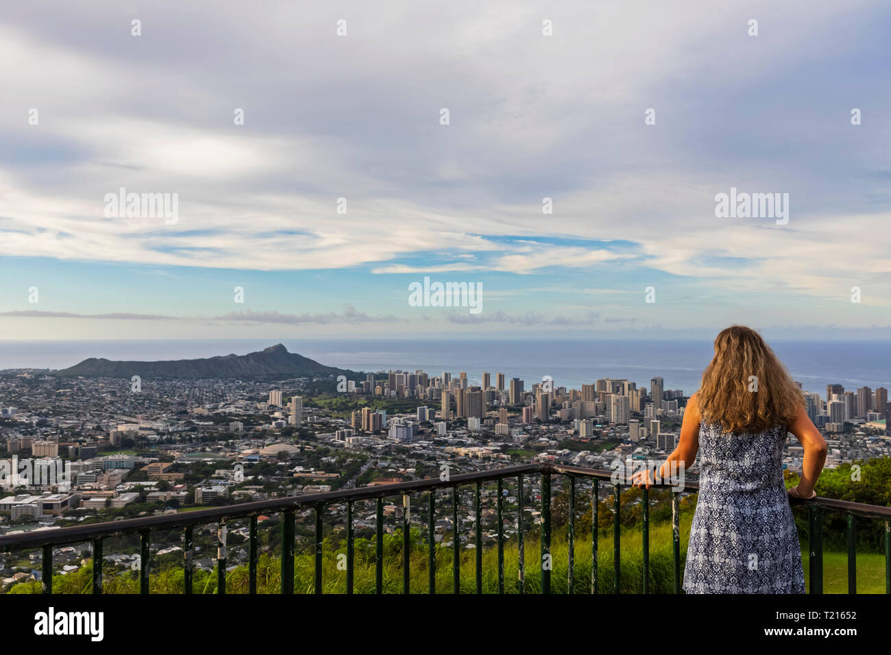 USA, Hawaii, Oahu, Puu Ualakaa State Park, Ansicht von Tantalus Suche nach Honolulu und Diamond Head, weibliche Touristen betrachten Stockfoto