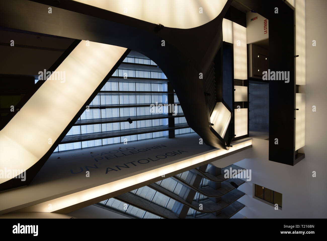 Decke mit künstlicher Beleuchtung im MAXXI Kunst Galerie oder Kunst Museum, National Museum der Kunst des 21. Jahrhunderts, Rom von Zaha Hadid im Jahr 2010 entworfen Stockfoto
