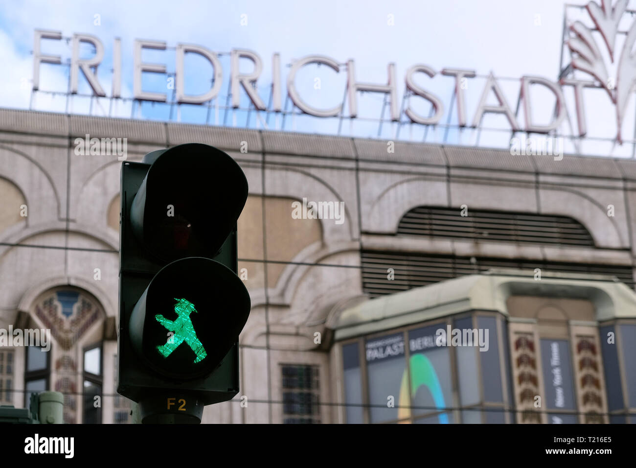 Grüne Ampel Mann vor der Beschriftung der Friedrichstadt Palast in Berlin Mitte. Stockfoto