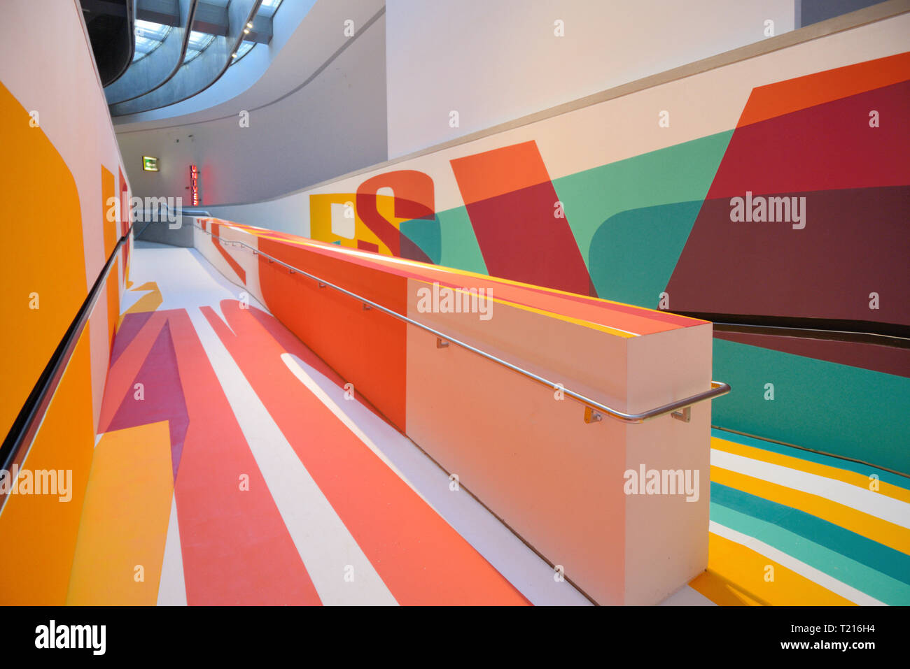 Bunt bemalten Rampe im MAXXI Kunst Galerie oder Kunst Museum, National Museum der Kunst des 21. Jahrhunderts, Rom von Zaha Hadid im Jahr 2010 entworfen Stockfoto