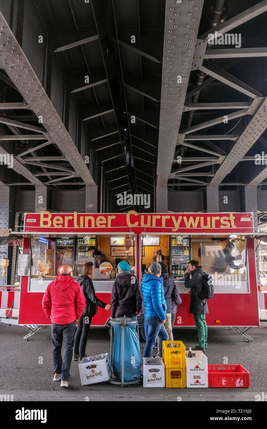 Berliner Currywurst Hütte unter der S-Bahn Brücke im Pergamonmuseum. Stockfoto