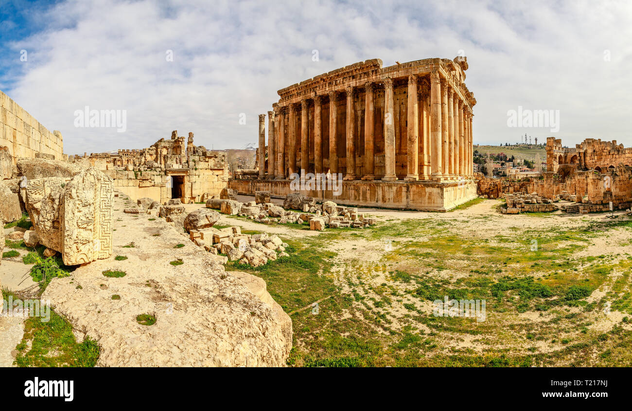 Antike römische Bacchus Tempel mit umliegenden Ruinen der antiken Stadt, Bekaa-tal, Baalbek, Libanon Stockfoto