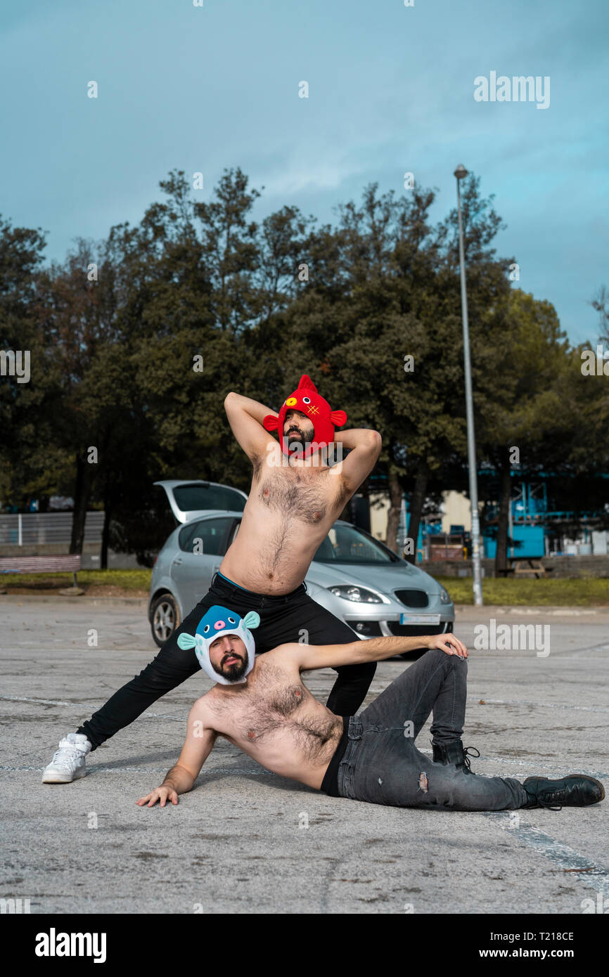 Homosexuelles Paar tragen Tier Hüte am Parkplatz posing Stockfoto
