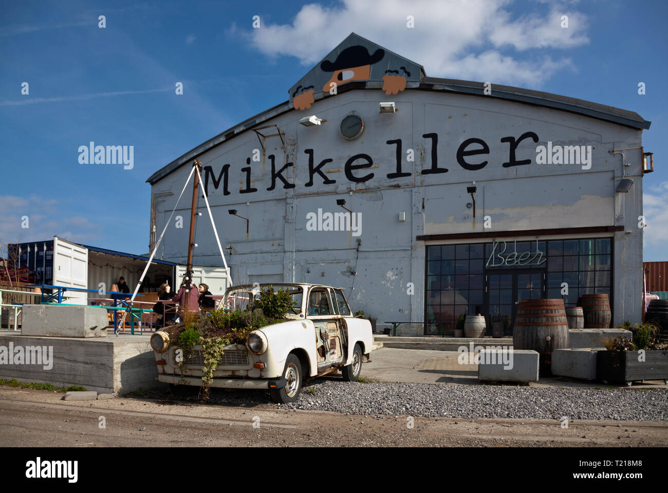 Mikkeller Bier und Garten in der Nähe des Reffen Street Food auf Refshaleøen, Kopenhagen, Dänemark, in der Vorsaison. Stockfoto