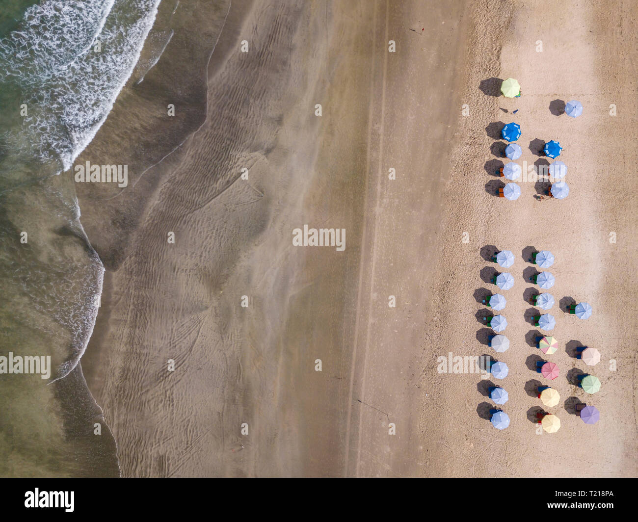 Bali, Kuta Beach, Reihen von Sonnenschirmen, Luftaufnahme Stockfoto