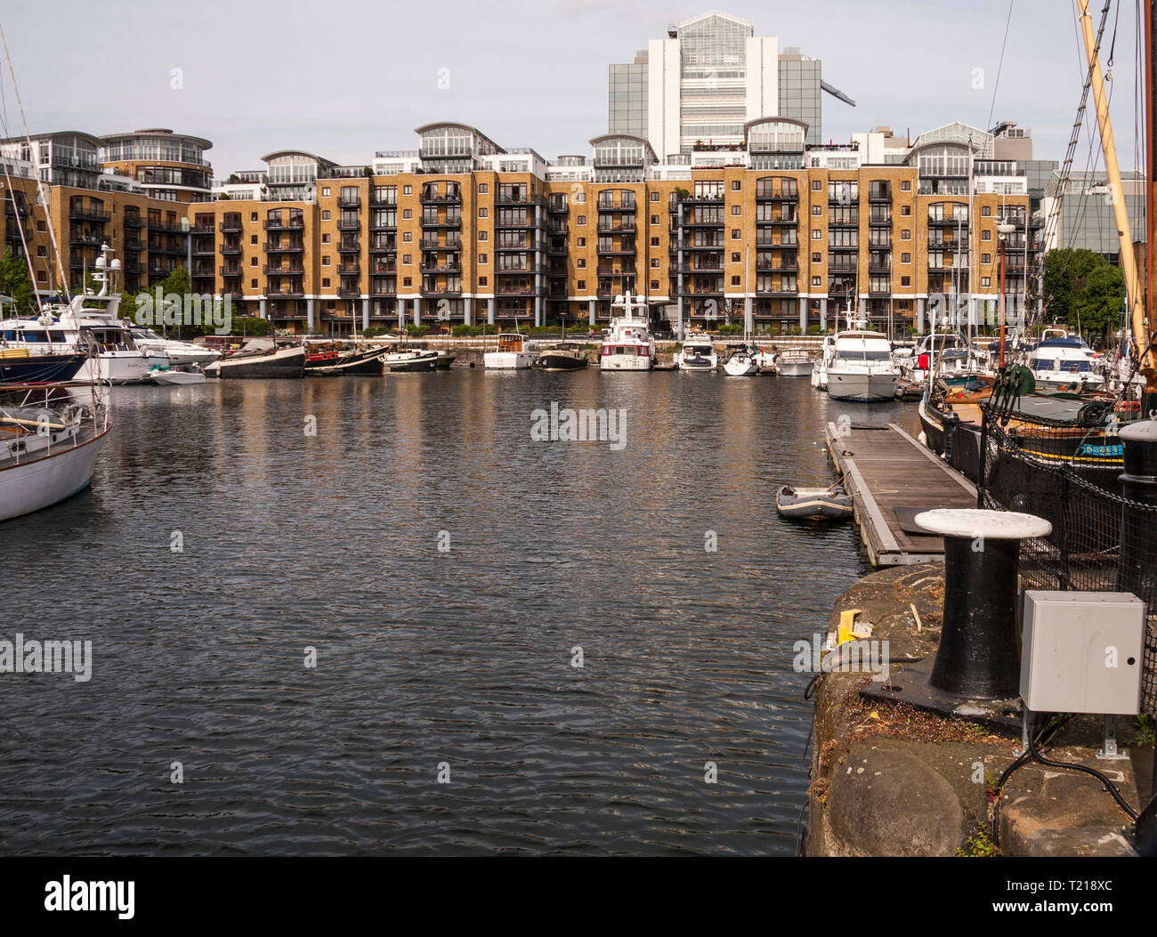 Yachten ankern in St. Katherine Dock in London, England, UK, Europa Stockfoto