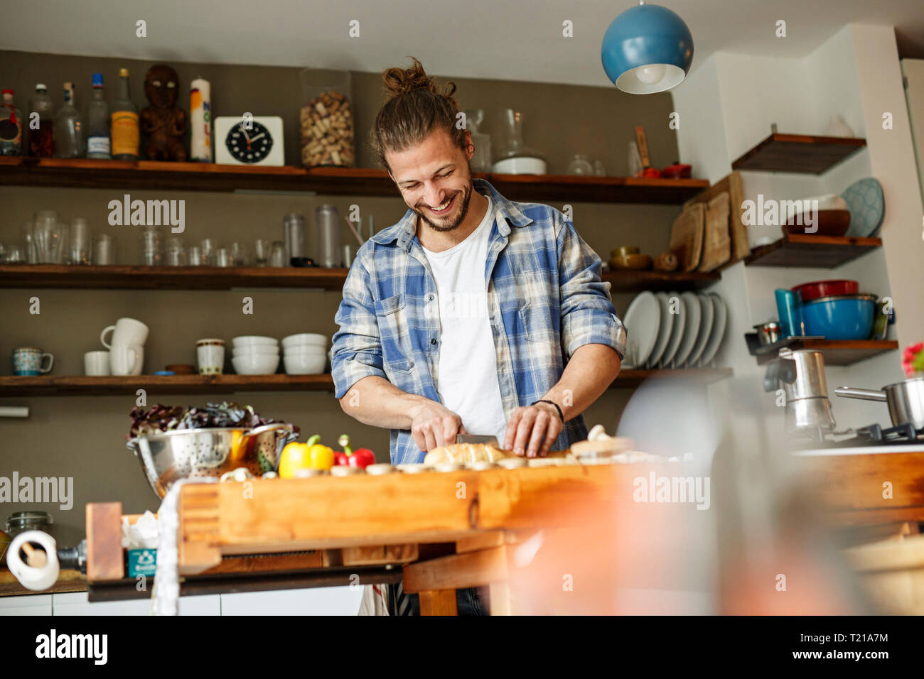 Junger Mann essen zu Hause vorbereiten, schneiden Brot Stockfoto