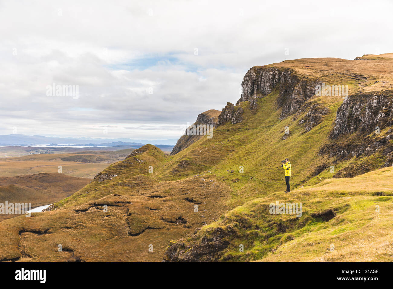 Großbritannien, Schottland, Isle of Skye, Quiraing, Fotograf auf einer Klippe Bilder Stockfoto