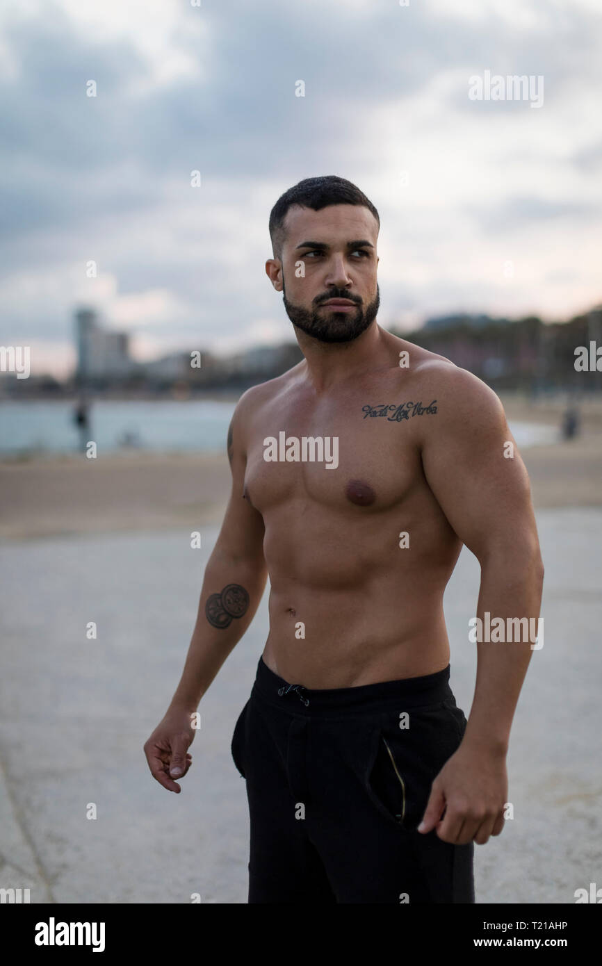 Portrait von barechested muskulösen Mann im Freien Stockfoto