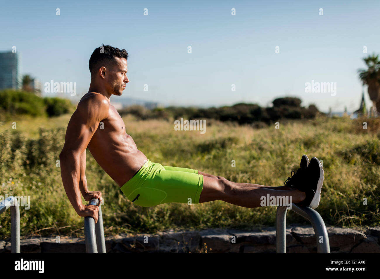 Barechested muskulösen Mann Training im Freien Stockfoto