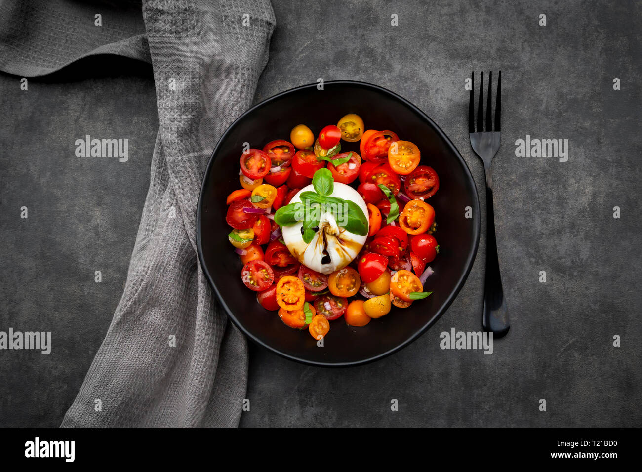 Schüssel Tomatensalat mit burrata Stockfoto