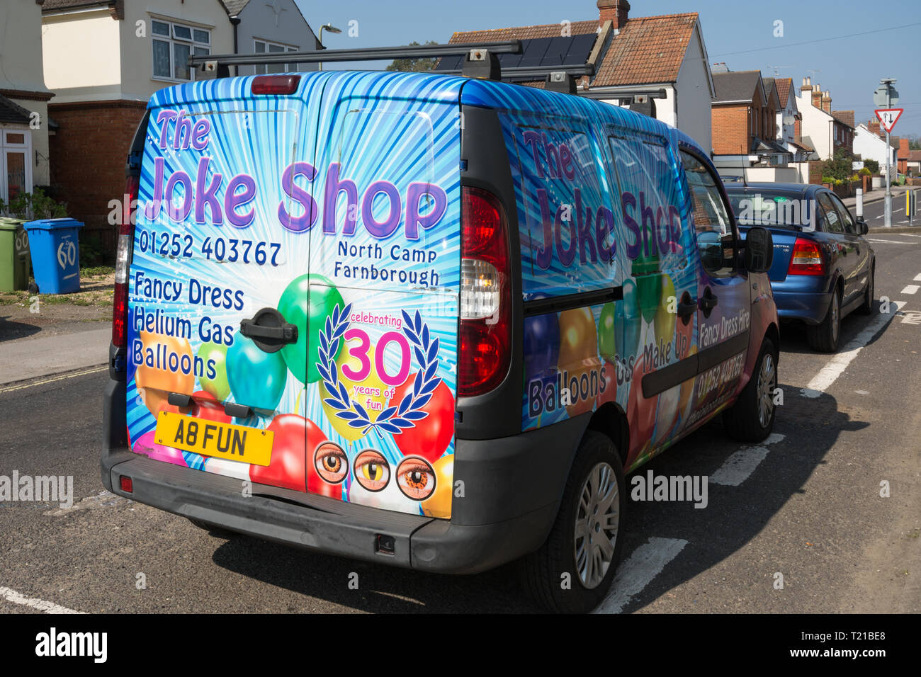 Bunte van Werbung Der Witz Shop in Farnborough, Hampshire, UK geparkt eingerichtet Stockfoto