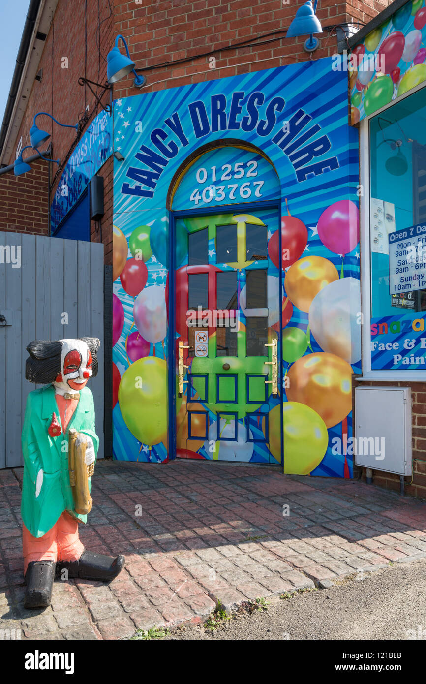 Bunt verziert Shop vor dem Scherzartikelladen in Farnborough, Hampshire, UK. Tür mit Fancy Dress Verleih oben geschrieben. Stockfoto