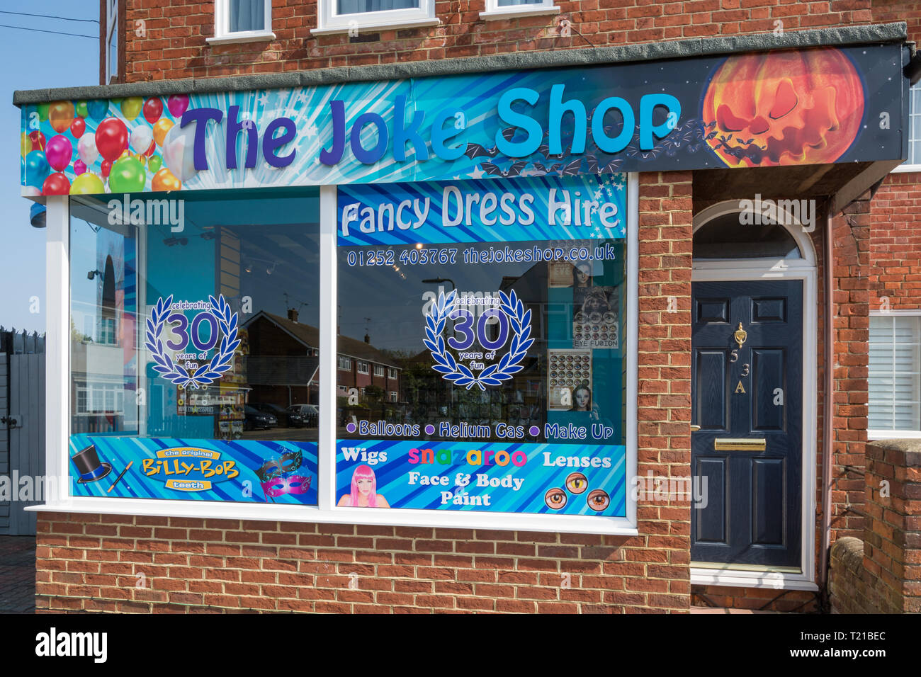 Bunt verziert Shop vor dem Scherzartikelladen in Farnborough, Hampshire, Großbritannien Stockfoto