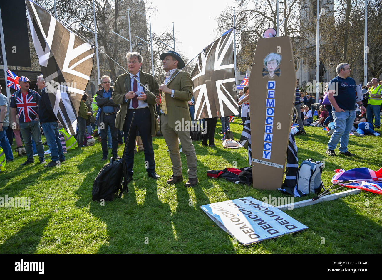 London, Großbritannien. 29 Mär, 2019. Tausende von Pro Brexit Unterstützer melden Sie die Brexiteers Rallye in Parliament Square London heute, wie Sie Ihre Wut auf die EU nicht verlassen heute verursacht Verkehrschaos in der Stadt zeigen. MP's sind heute zu diskutieren, dass das Europäische Parlament an dem Tag, an dem es ursprünglich sein sollte: Simon Dack/Alamy Live-Nachrichten passieren Stockfoto