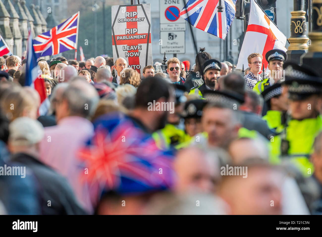 London, Großbritannien. 29. Mär 2019. UKIP Demonstranten ein Video ...