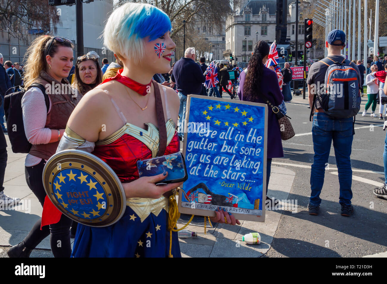 London, Großbritannien. 29. März 2019. # EUsupergirl Madeleina Kay als Brittania war einer der wenigen Remainers in Parliament Square als Brexiteers Protest gegen die Untätigkeit der britischen die EU zu verlassen heute die ursprüngliche Frist von Artikel 50. Sie hielten Plakate und Fahnen und skandierten Parolen und blockierten die Straße vor dem Parlament zur Mittagszeit. Später wurden sie von einem Verlassen verband bedeutet März mit zwei Orange Marching Bands verlassen. Sie gedrängt um den Eingang zum Parlament, Fragen zu den wenigen Abgeordneten, die sich durch die Menge ging. Nur wenige bleiben Unterstützer kamen, darunter # EUsupergirl Madeleina Kay als B Stockfoto