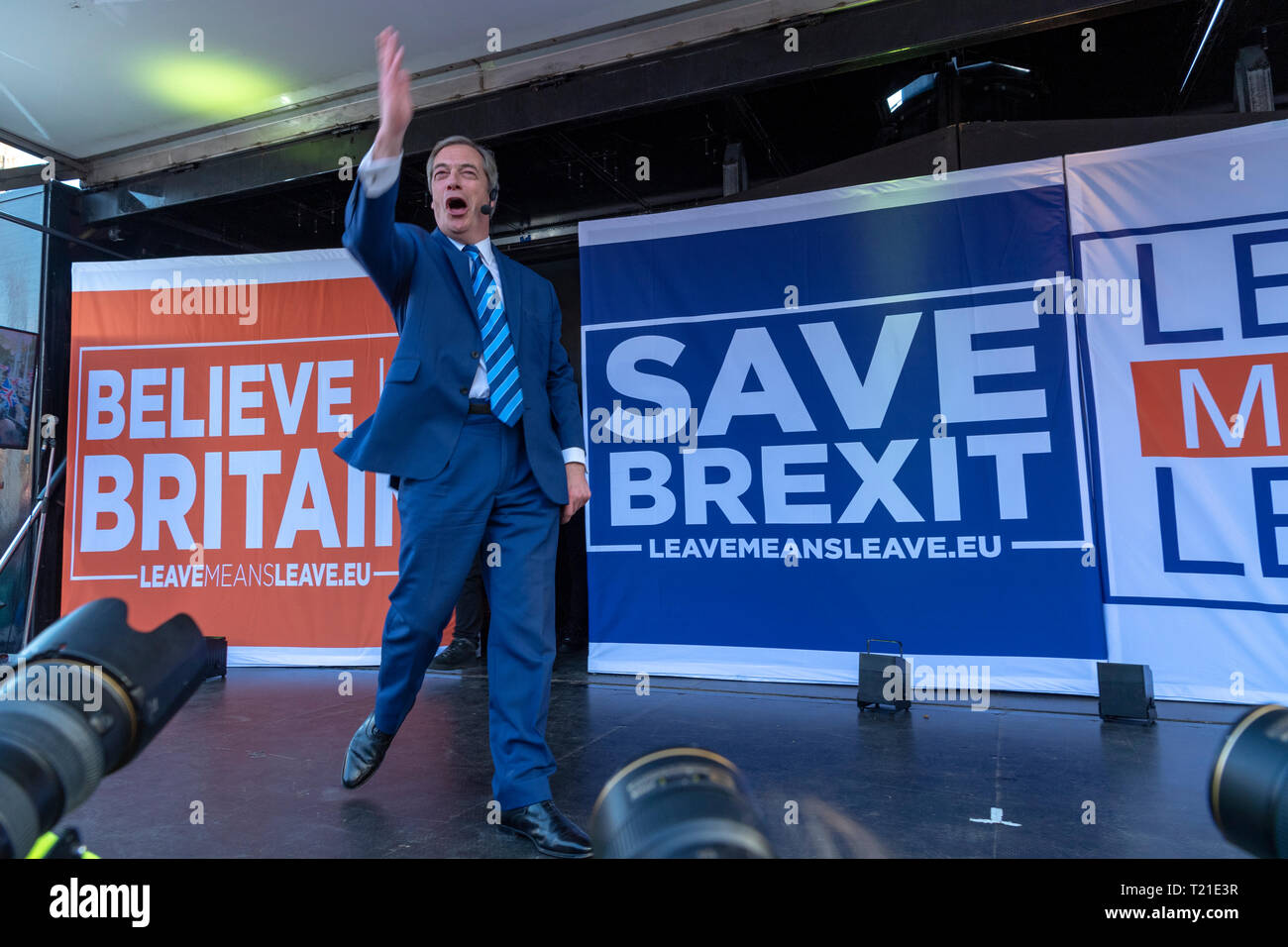 Nigel Farage bei der Brexit verlassen. März auf dem Londoner Parlament Platz am 29. März 2019. Stockfoto