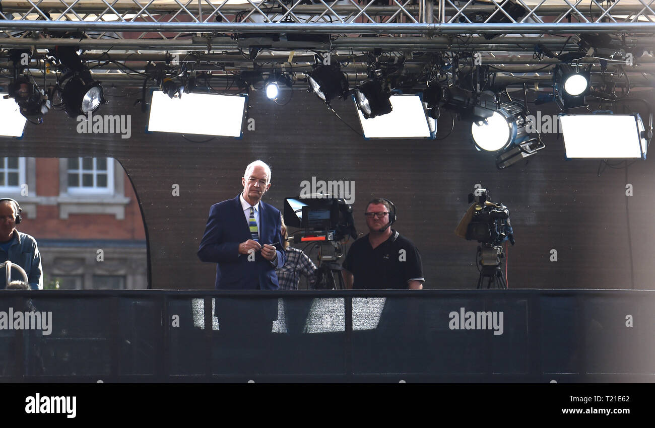 London, Großbritannien. 29 Mär, 2019. Jon Snow von Channel 4 News Berichte außerhalb der Häuser des Parlaments heute. MP's sind heute zu diskutieren, dass das Europäische Parlament an dem Tag, an dem es ursprünglich sein sollte: Simon Dack/Alamy Live-Nachrichten passieren Stockfoto