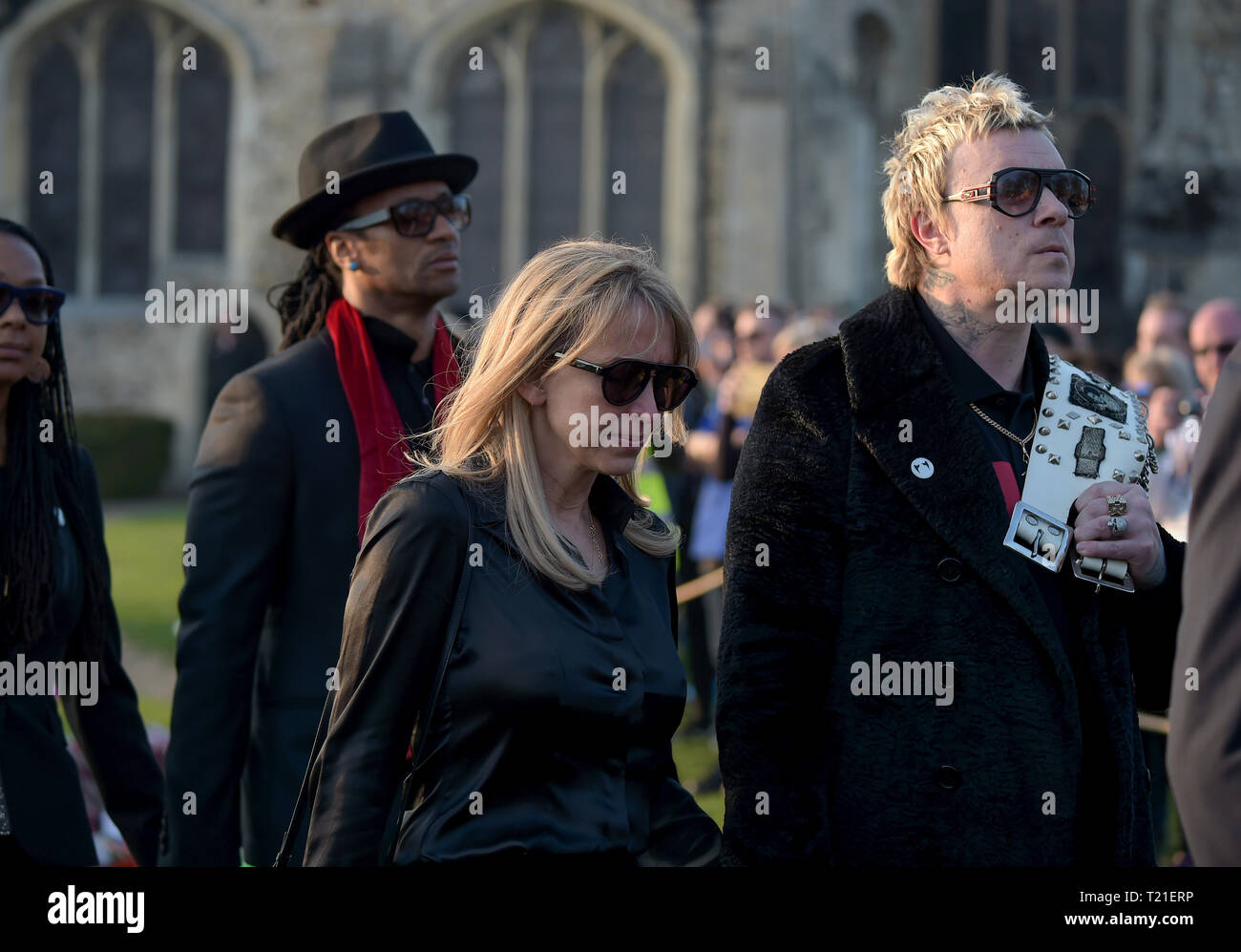 Bocking, Essex, Großbritannien. 29. Mär 2019. Bandmitglied Liam Howlett mit Frau Natalie Appleton kommen bei der Beerdigung von Sänger Keith Flint von The Prodigy erfolgt bei St Mary's Church im Bocking in der Nähe von Braintree Essex. Feuerstein war tot in seinem Haus in North End Essex im Alter von 49 am 4. März 2019 Kredit gefunden: MARTIN DALTON/Alamy leben Nachrichten Stockfoto