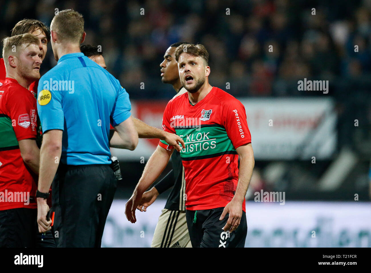 NIJMEGEN, 29-03-2019, Stadion de Goffert, Saison 2018 / 2019, Niederländische Keuken Kampioen Divisie, NEC Nijmegen Spieler Joey van den Berg verärgert nach seiner roten Karte im Spiel NEC-Jong Ajax. Stockfoto