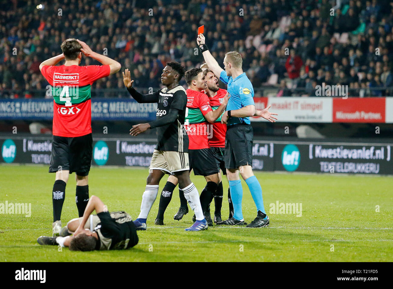 NIJMEGEN, 29-03-2019, Stadion de Goffert, Saison 2018 / 2019, Niederländische Keuken Kampioen Divisie, NEC Nijmegen Spieler Joey van den Berg (m), eine rote Karte während des Spiels NEC-Jong Ajax. Stockfoto