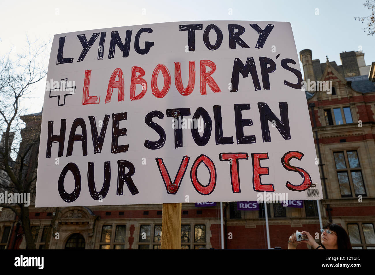 London, Großbritannien. - 29. März 2019: ein Plakat statt aloft bei einer Demonstration im Parlament Square am Tag sollte das Vereinigte Königreich die EU verlassen haben. Credit: Kevin J. Frost-/Alamy leben Nachrichten Stockfoto