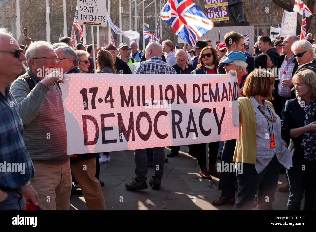 Demonstranten mit Transparenten, sammeln Sie außerhalb des Parlaments gegen die Verzögerungen zu demonstrieren. Brexit am Tag sollte das Vereinigte Königreich die EU verlassen haben Stockfoto