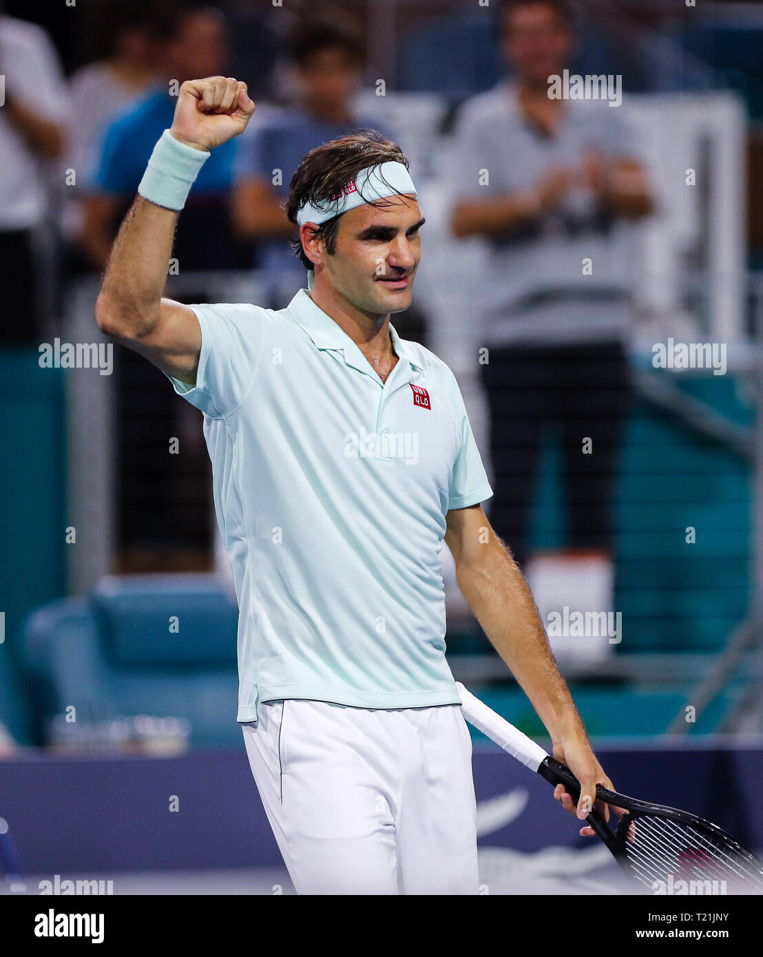 Miami Gardens, Florida, USA. 29 Mär, 2019. Roger Federer, der Schweiz, feiert seinen Sieg über Denis Shapovalov, von Kanada, der im Halbfinale an der 2019 Miami geöffneten dargestellt von itaú Professional Tennis Turnier, an dem Hardrock Stadion in Miami Gardens, Florida, USA gespielt. Federer gewann 6-2, 6-4. Mario Houben/CSM/Alamy leben Nachrichten Stockfoto