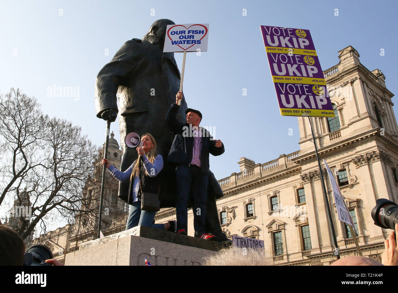 London, Großbritannien. 29 Mär, 2019. Die Demonstranten sind auf die Statue von Winston Churchill im Parlament Platz während der Vorführung gesehen. Tierschützer protestieren gegen die Verzögerung zu Brexit, an dem Tag, an dem Vereinigten Königreich war die Europäische Union zu verlassen. Der britische Premierminister Theresa's kann Brexit umzugehen, wurde zum dritten Mal mit einem Vorsprung von 58 Stimmen abgelehnt. Credit: SOPA Images Limited/Alamy leben Nachrichten Stockfoto