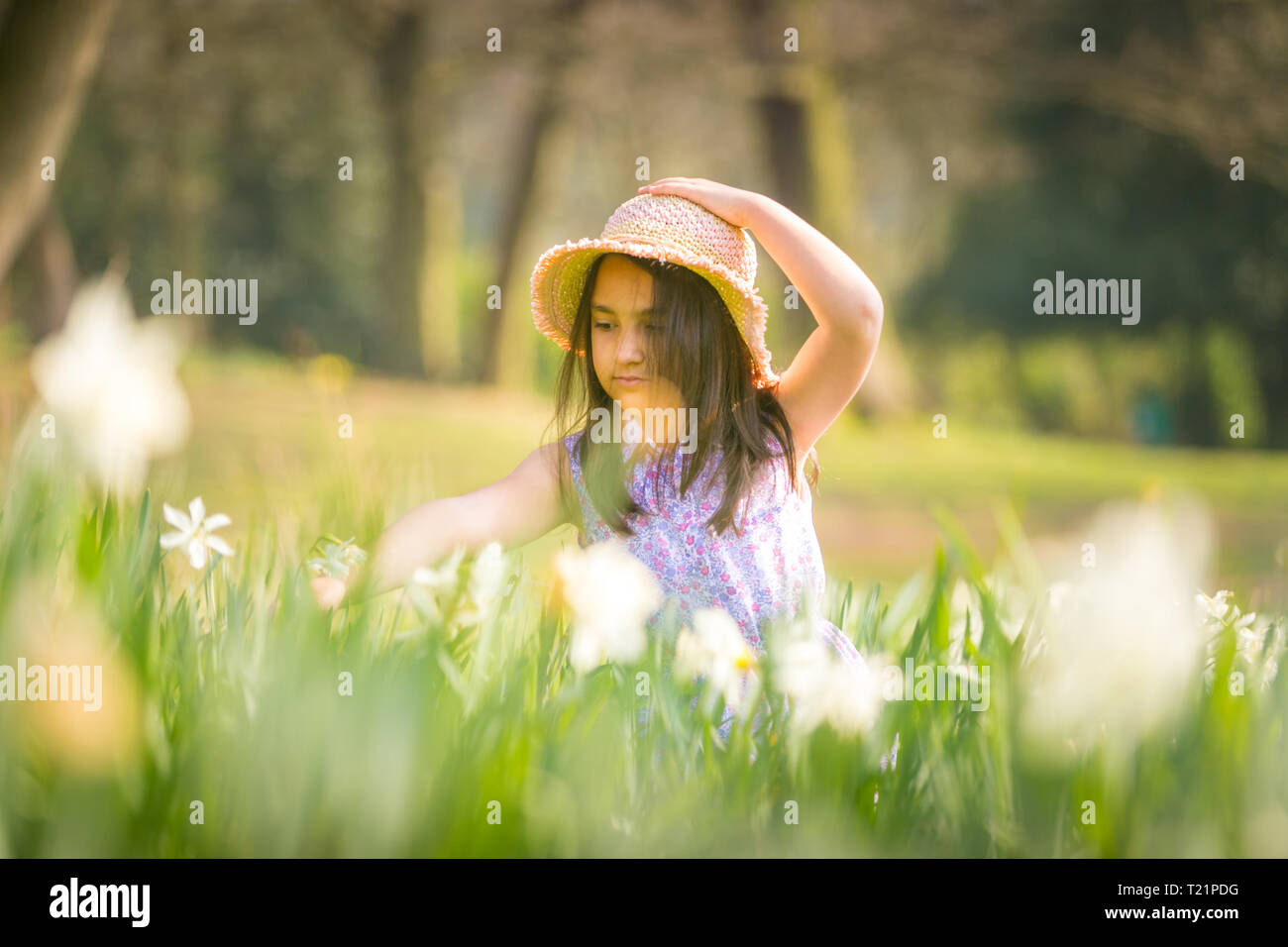 . Die achtjährige Ellie May genießt die Frühlingsblumen, da Großbritannien ein Wochenende voller Sonne und Wärme hat, bevor die Temperaturen nächste Woche eintauchen. Kredit: Peter Lopeman/Alamy Live Nachrichten Stockfoto