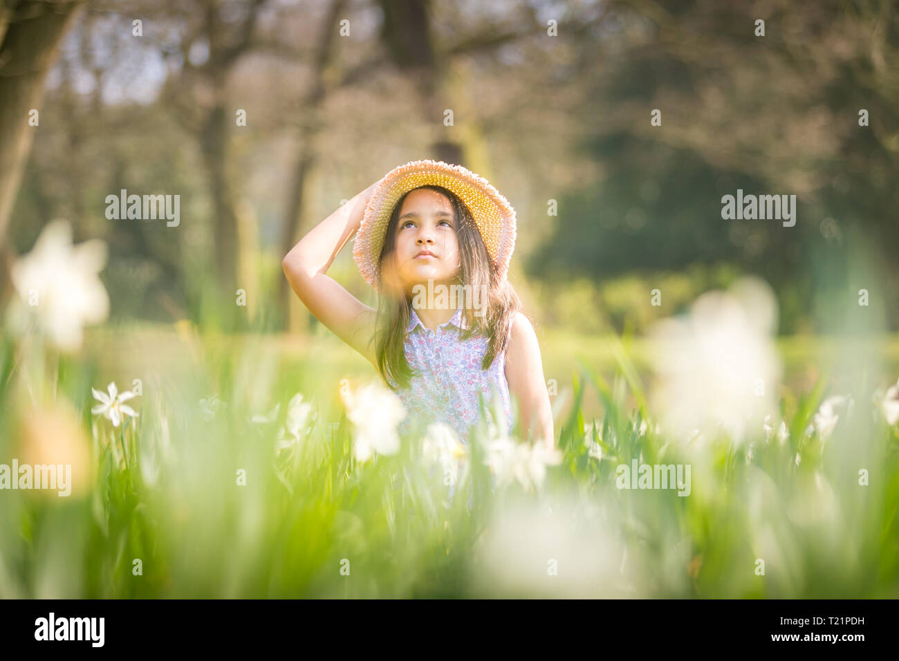 . Die achtjährige Ellie May genießt die Frühlingsblumen, da Großbritannien ein Wochenende voller Sonne und Wärme hat, bevor die Temperaturen nächste Woche eintauchen. Kredit: Peter Lopeman/Alamy Live Nachrichten Stockfoto