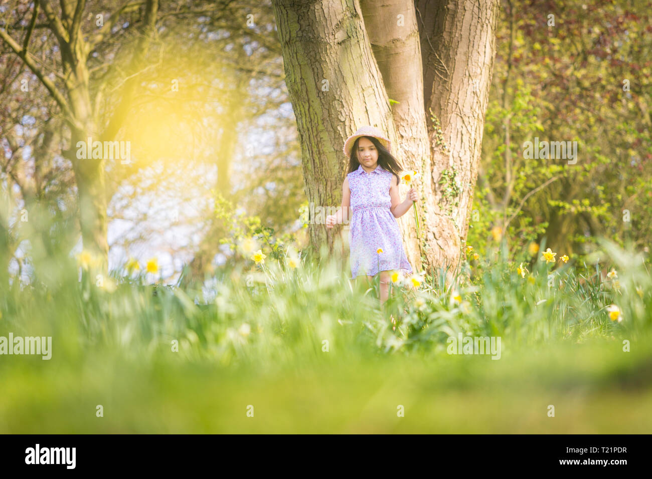 . Die achtjährige Ellie May genießt die Frühlingsblumen, da Großbritannien ein Wochenende voller Sonne und Wärme hat, bevor die Temperaturen nächste Woche eintauchen. Kredit: Peter Lopeman/Alamy Live Nachrichten Stockfoto