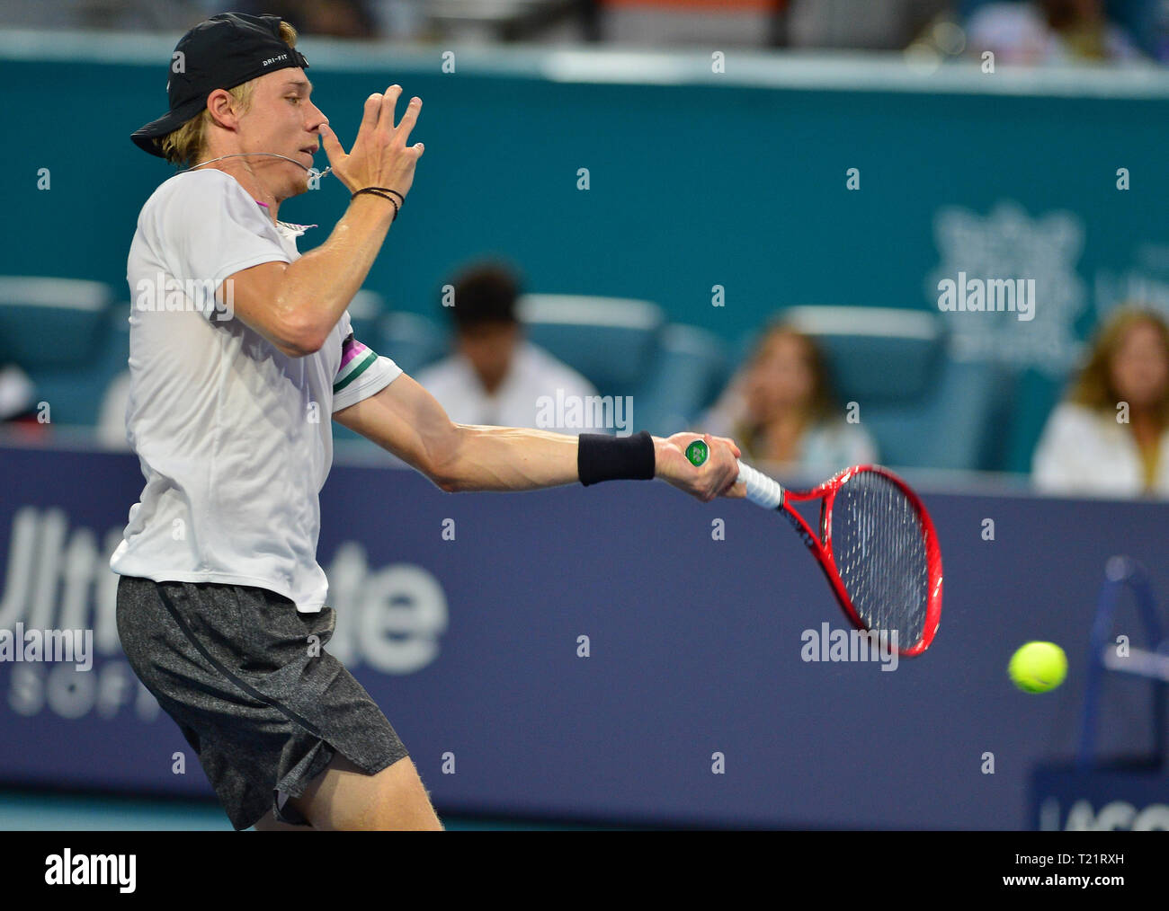 Miami Gardens FL, USA. 29 Mär, 2019. Denis Shapovalov von Kanada in Aktion gegen Roger Federer von der Schweiz in Aktion gegen bei einem Halbfinale im Miami geöffneten dargestellt von itaú am Hardrock Stadion am 29. März 2019 in Miami, Florida. R Federer gewann 6-2, 6-4 Quelle: MPI 10/Media Punch/Alamy Live News Credit: MediaPunch Inc/Alamy leben Nachrichten Stockfoto