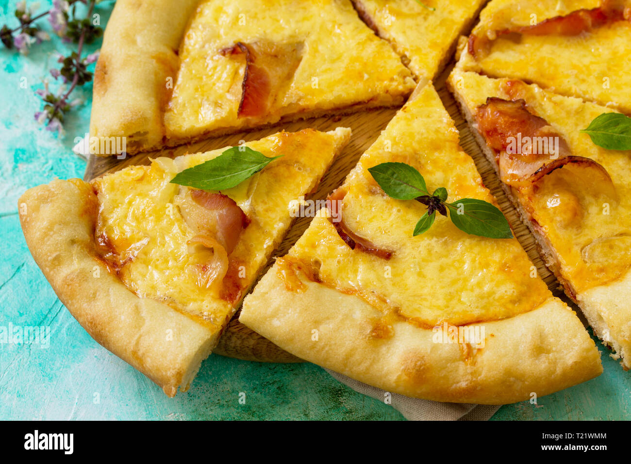 Restaurant Menu Konzept Italienisches Essen Hausgemachte Close Up Pizza Carbonara Mit Schinken Ei Und Kase Auf Dem Tisch Aus Stein Stockfotografie Alamy