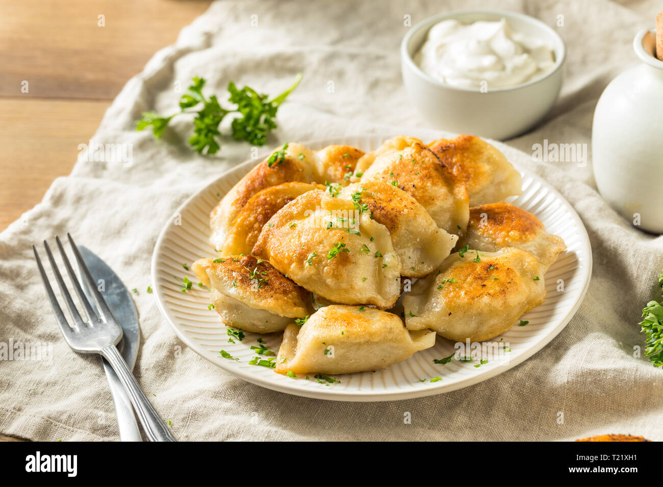 Hausgemachte Fried Pierogis polnische Kartoffel mit Sour Cream Stockfoto