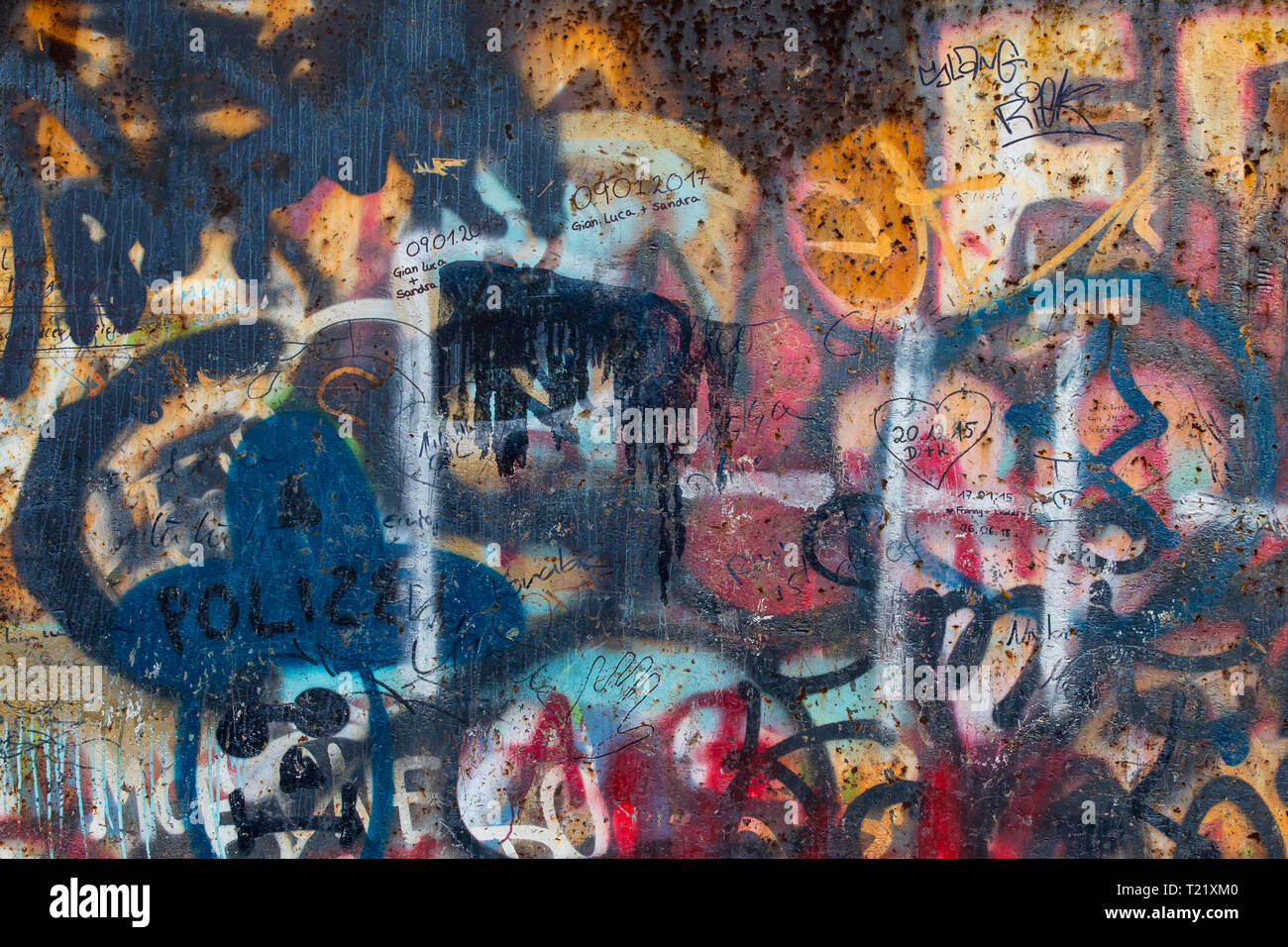 Graffiti an der Stahloberfläche, die stark verrostet ist, auf der Schurenbachhalde, Essen, Installation Scheibe für das Ruhrgebiet, Essen, Deutschland Stockfoto