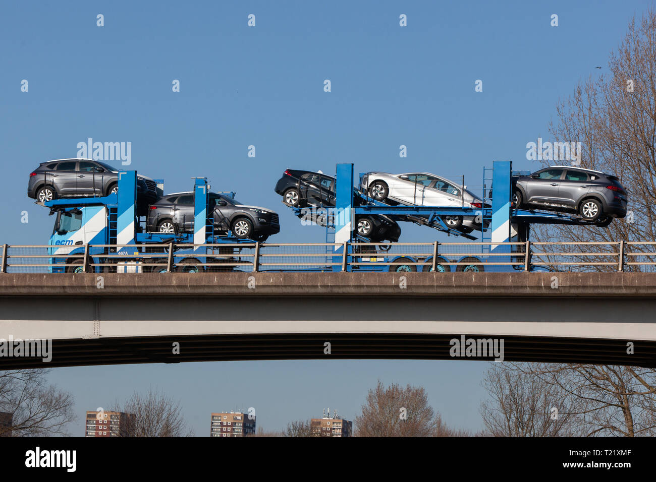 Luxusautos werden zur Auslieferung transportiert. Reisen auf dem Straßennetz in den Midlands. Stockfoto