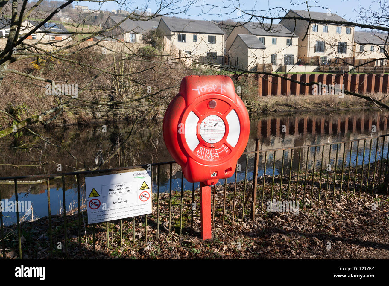 Lebensrettende Ausrüstung entlang des Flusses Calder, Copley, West Yorkshire Stockfoto