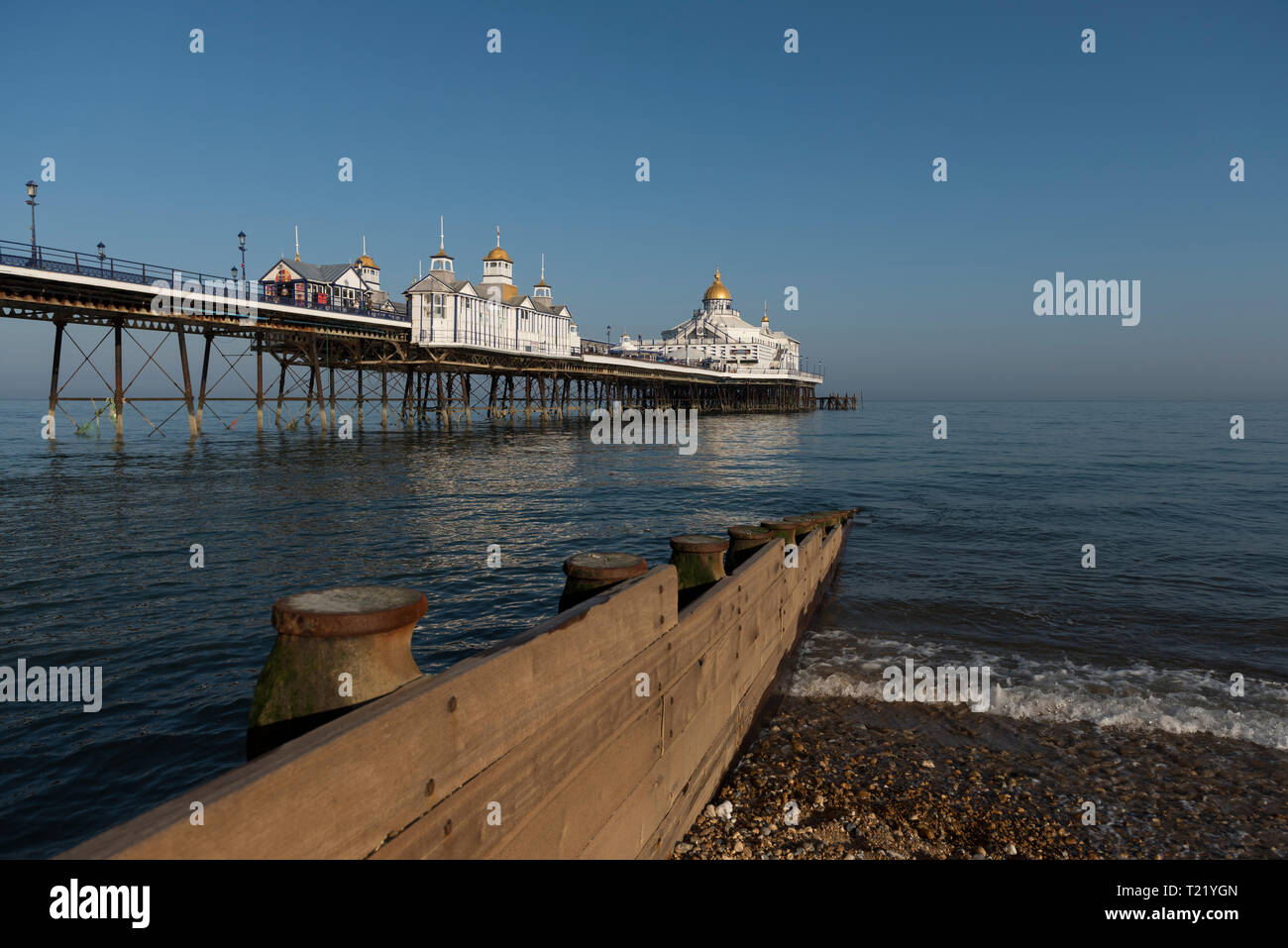 Eastbourne Pier an der südlichen Küste von East Sussex an einem sonnigen Tag in England, Großbritannien. Stockfoto