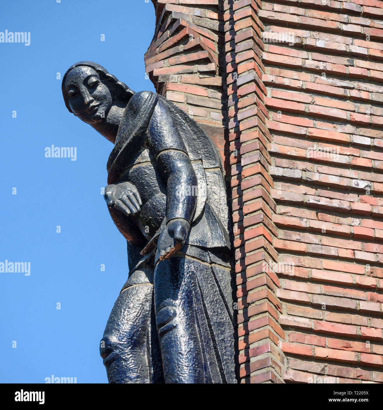 Berlin. Deutschland. Kreuzkirche Schmargendorf, Hohenzollerndamm 130. Erbaut 1927-1929 nach einem Entwurf von Ernst und Günther Paulus. Blau glasierte keramische Sta Stockfoto