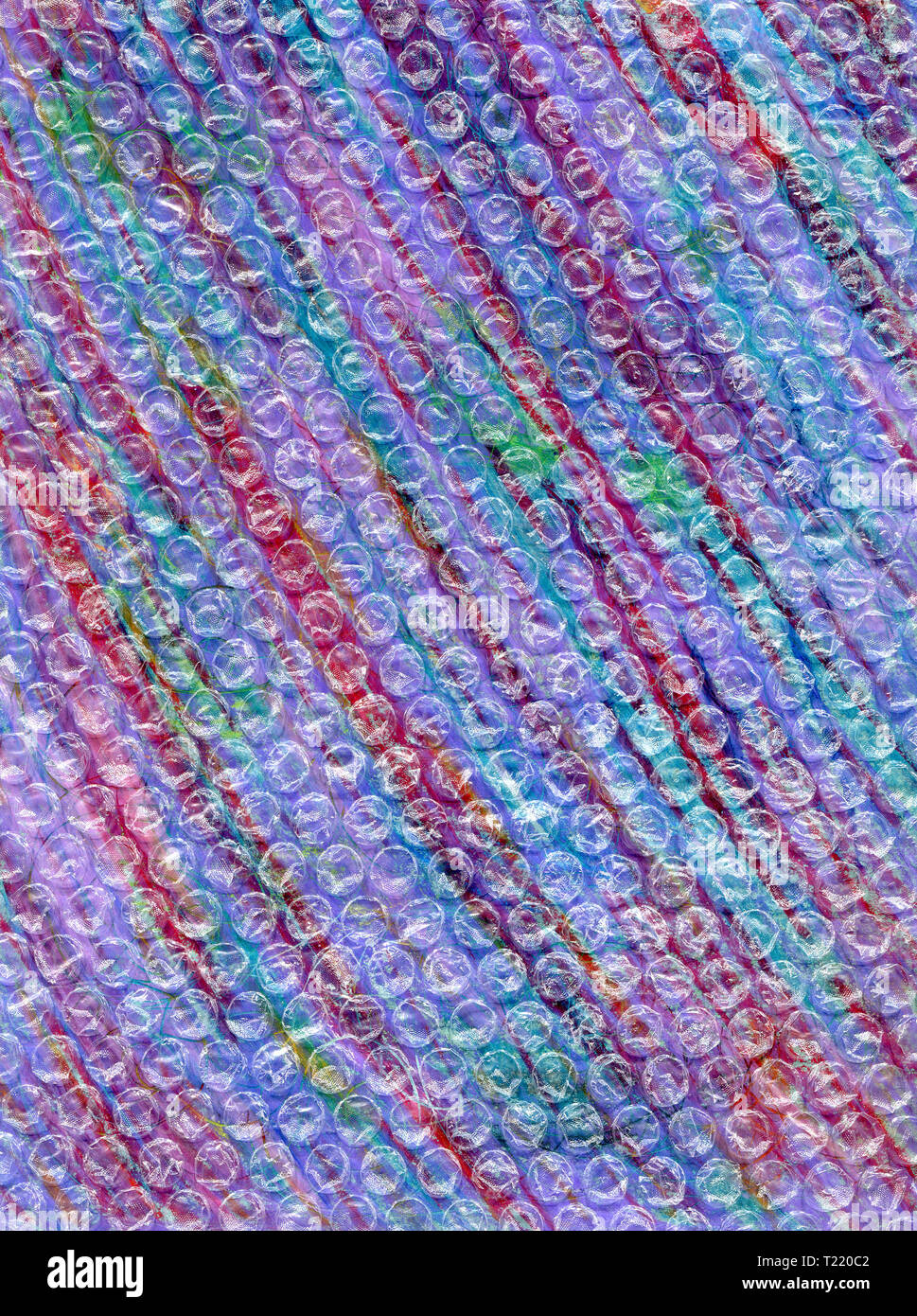 Zusammenfassung Hintergrund mit bunten Streifen. Grunge style Hintergrund mit bunten Streifen mit Kratzern und Luftpolsterfolie. Diagonale Linien von Rot, Pi Stockfoto