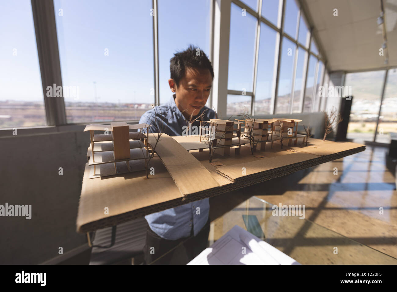 Männliche Architect bei der architektonischen Modell suchen in einem modernen Büro Stockfoto