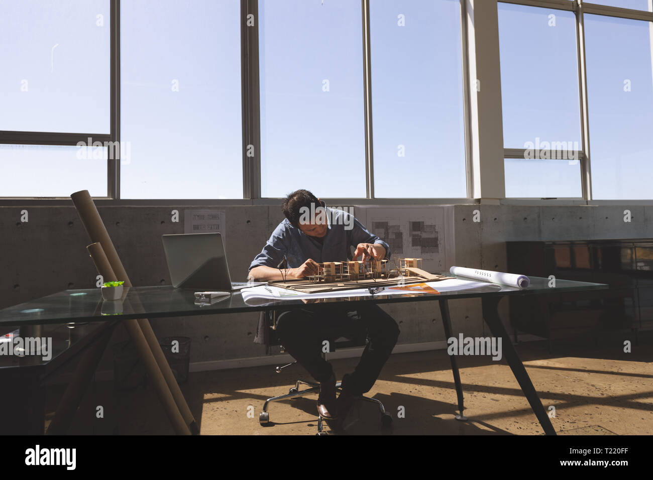 Männliche Architekten arbeiten an architektonischen Modell am Schreibtisch in einem modernen Büro Stockfoto
