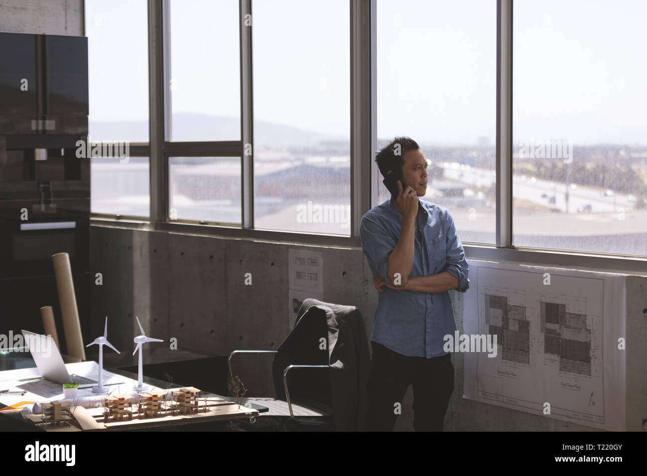 Männliche Architekt Gespräch am Handy in einem modernen Büro Stockfoto